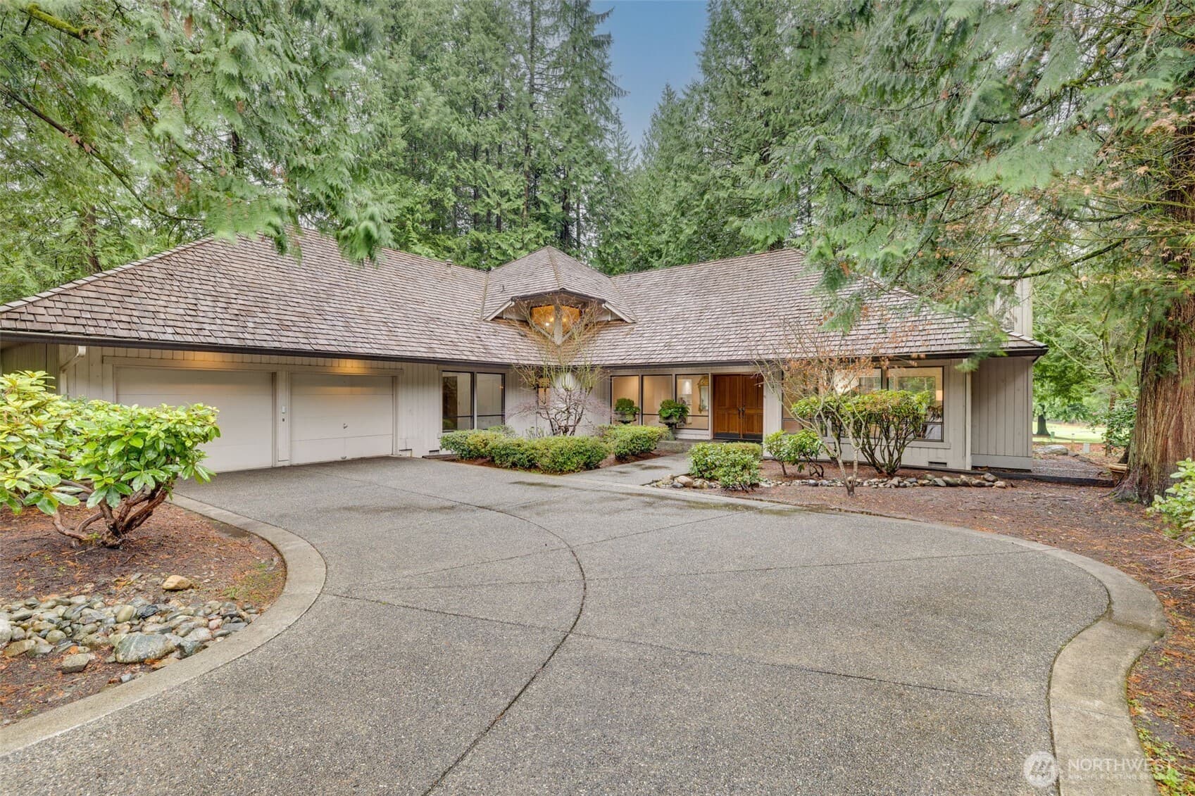 21845 NE 30th Place — golf course home near Sahalee Country Club, Washington