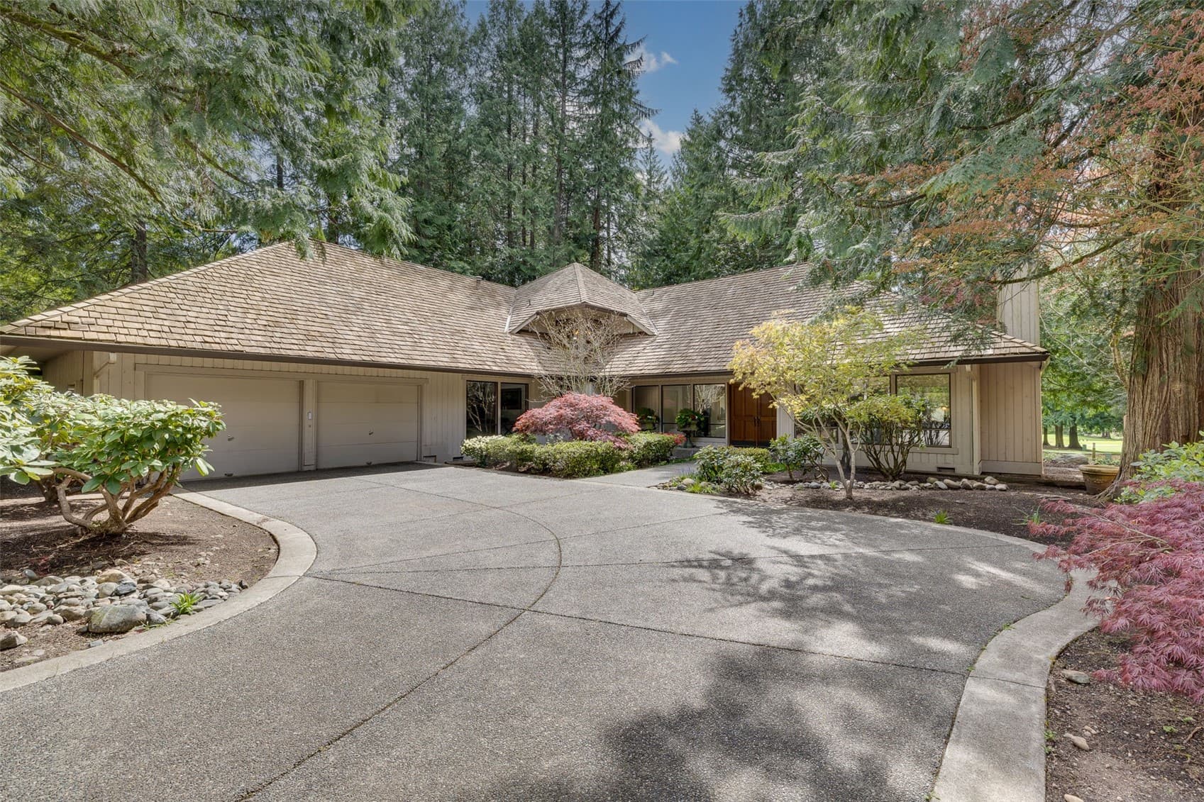 21845 NE 30th Place — golf course home near Sahalee Country Club, Washington