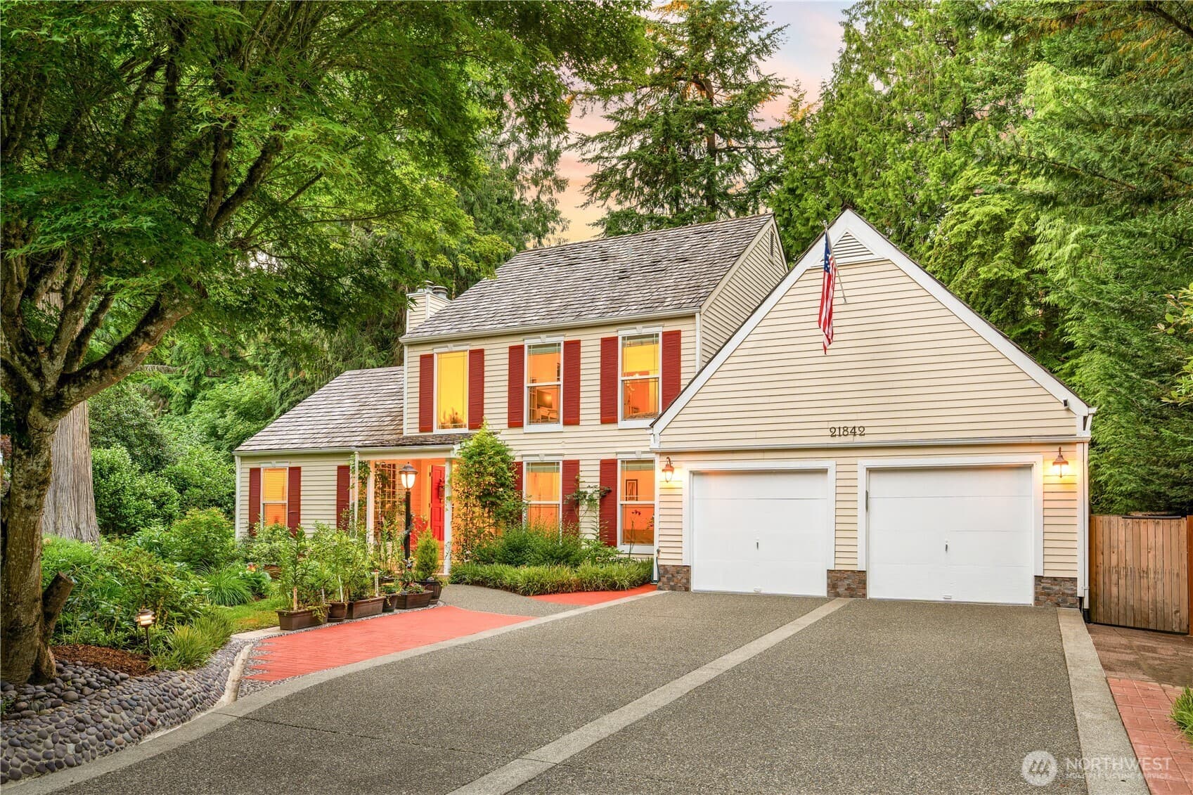 21842 NE 30th Place — golf course home near Sahalee Country Club, Washington