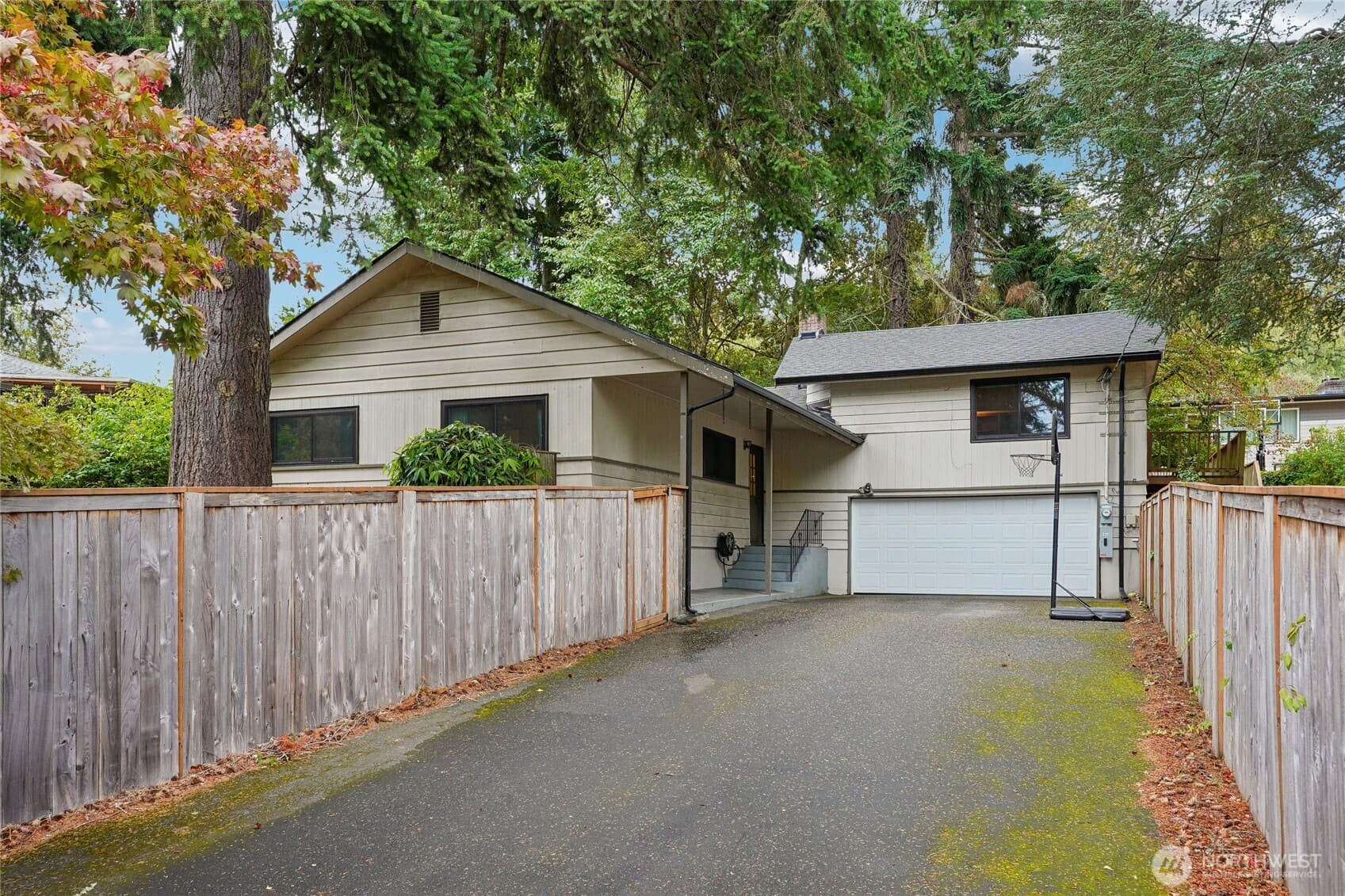 4223 Robin Road W — golf course home near Washington golf community, Washington